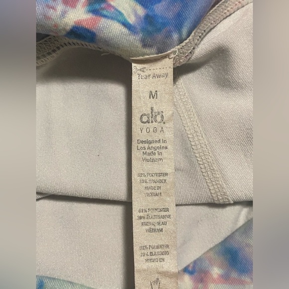 Alo Yoga Floral Glo Watercolor Printed Biker Shorts, Medium - Picture 9 of 9